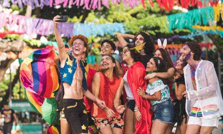Galera tirando selfie após o carnaval.