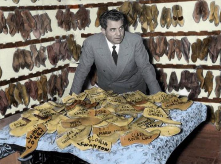 Salvatore Ferragamo e molde de sapatos em madeira Salvatore Ferragamo e molde de sapatos em madeira