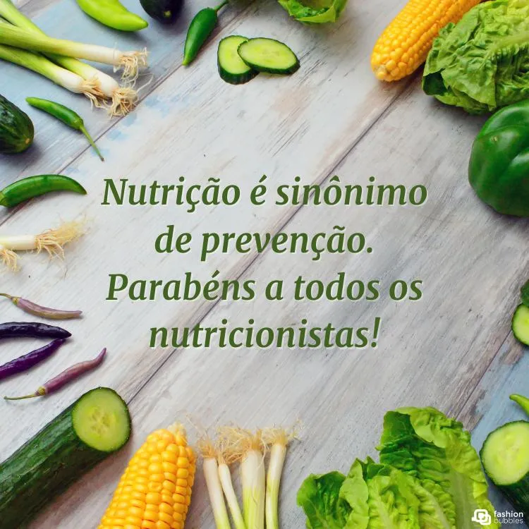 Foto de mesa de madeira com legumes e verdura ao redor e frase "Nutrição é sinônimo de prevenção. Parabéns a todos os nutricionistas!" no meio