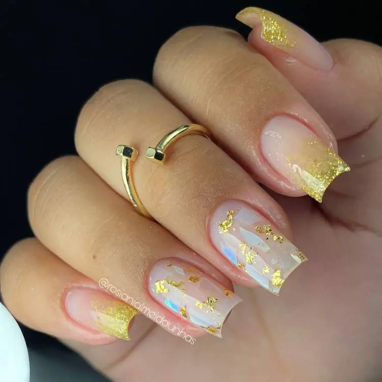 unhas quadradas com brilho e folhas de ouro encapsuladas