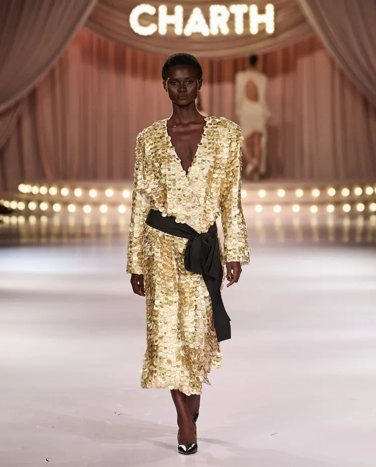 Foto de modelo na passarela durante o desfile da Charth para a coleção "Action"