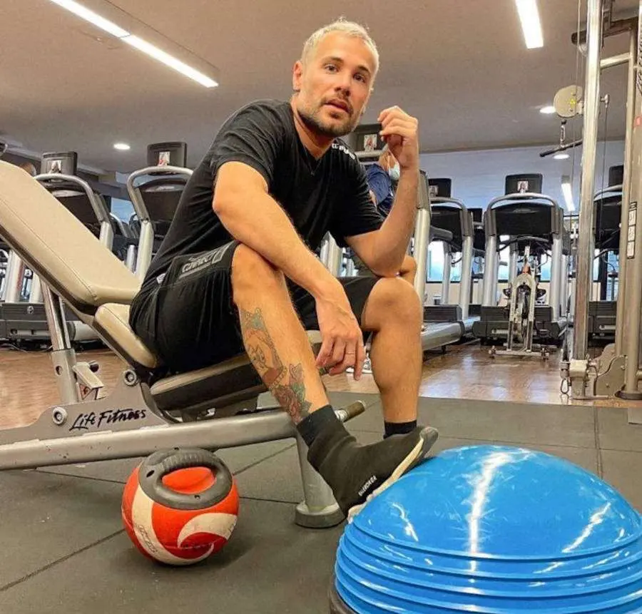 Foto de Alex Gallette na academia mostrando sua tatuagem na perna