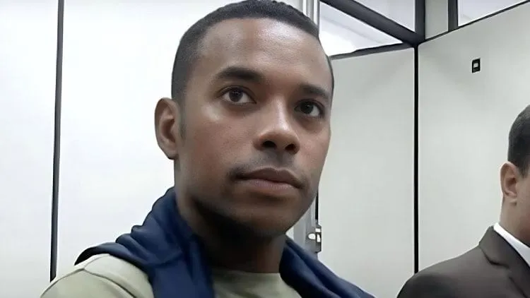 Robinho cumpre pena de 9 anos por estupro coletivo em balada na Itália.