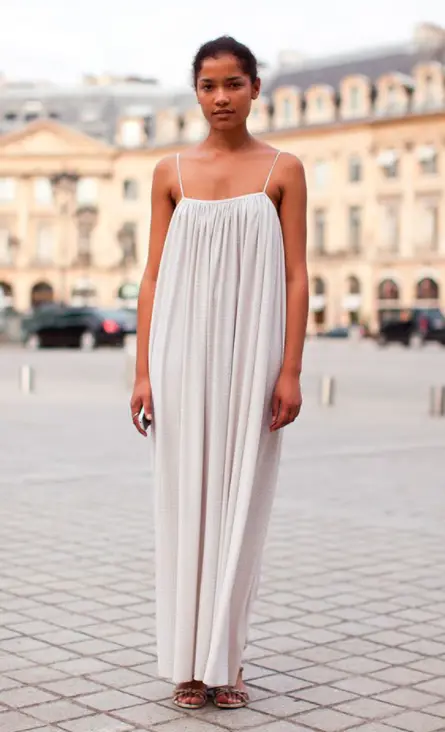vestido confortável longo com alça fina com decote franzido 