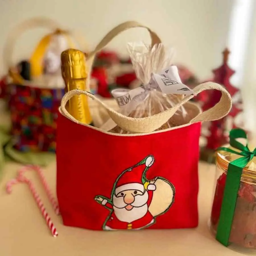 Foto de cestinho de pano com chandon e panetone.