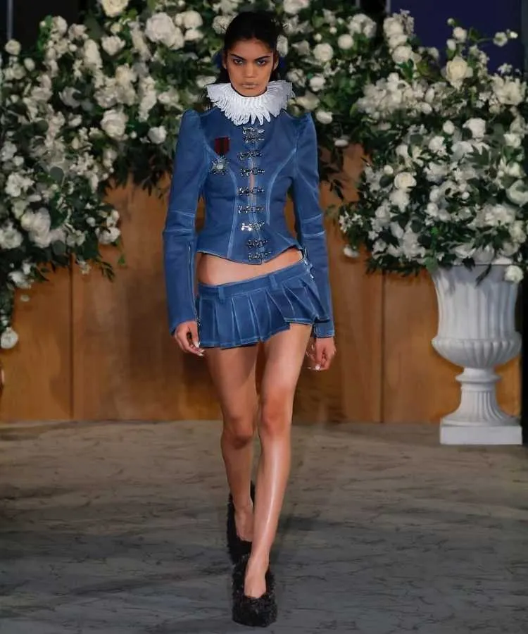 Foto de modelo usando look all jeans com gola elisabetana, uma das tendências da London Fashion Week Outono Inverno 2026