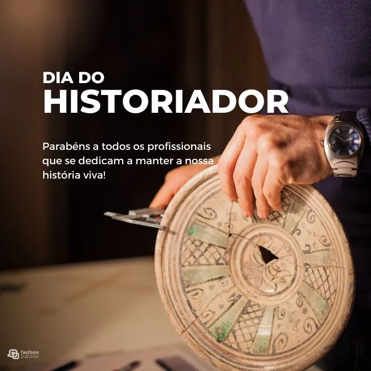 Homem de pele clara usando suéter azul escuro e relógio enquanto mede uma peça quebrada. Ainda, há as frases "Dia do Historiador" e "Parabéns a todos os profissionais que se dedicam a manter a nossa história viva"