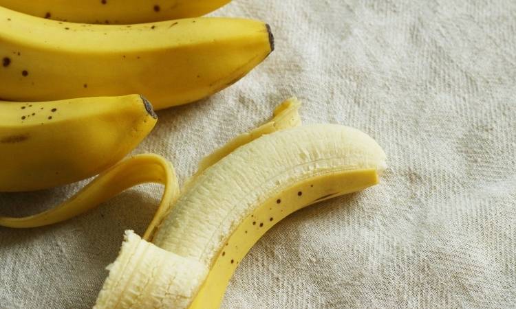 Banana descascada.