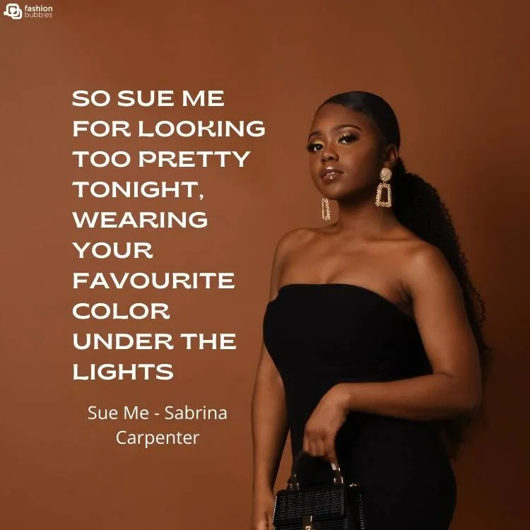 Mulher de pele negra usando roupa preta em um fundo marrom. Ainda, na foto há o trecho "So sue me for looking too pretty tonight, wearing your favourite color under the lights" e "Sue Me, Sabrina Carpenter"