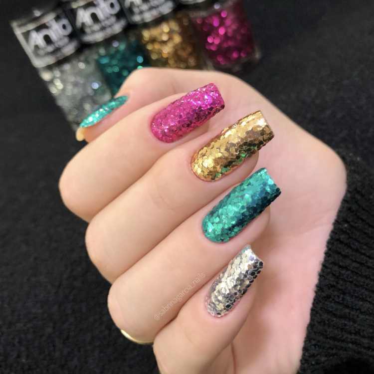 Unha decorada com glitter colorido para o Carnaval.