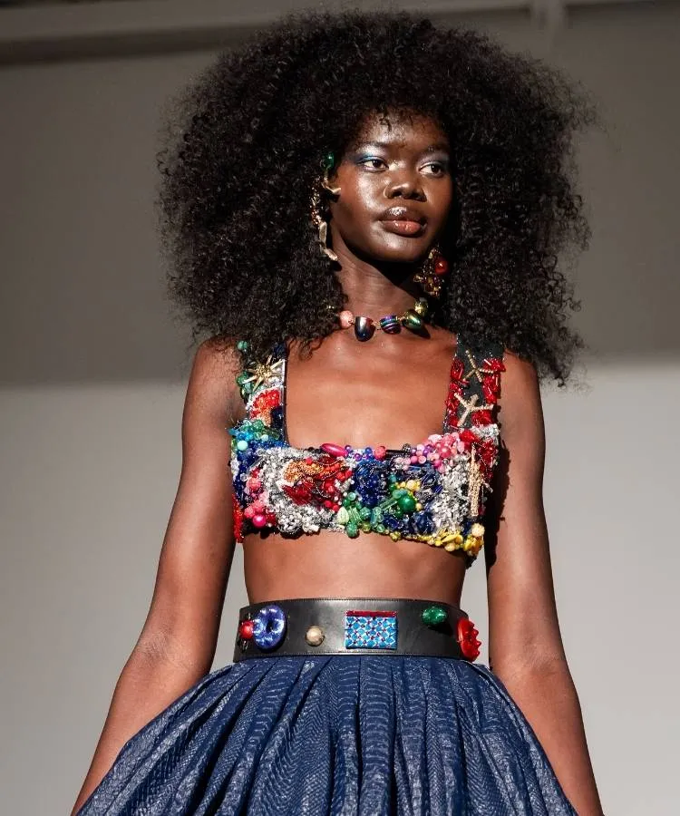 Modelo usando top colorido e saia azul marinho no desfile de Thayná Caiçara na Semana de Alta-Costura de Paris 2026
