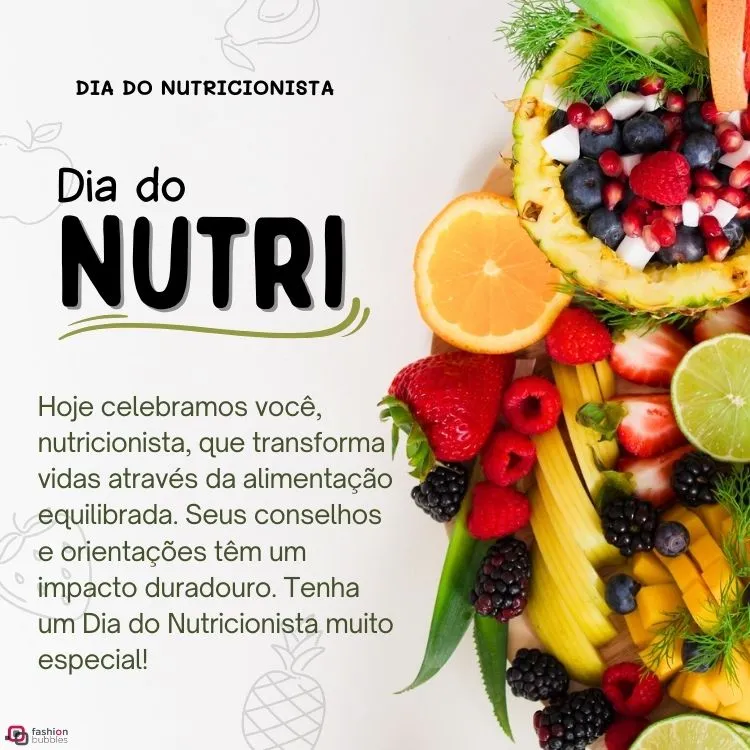 Cartão virtual de fundo acinzentado com contorno de morango e abacaxi, foto de frutas como manga, limão, framboesa e morango, além de frase "Hoje celebramos você, nutricionista, que transforma vidas por meio da alimentação equilibrada. Seus conselhos e orientações têm um impacto duradouro. Tenha um Dia do Nutricionista muito especial!"