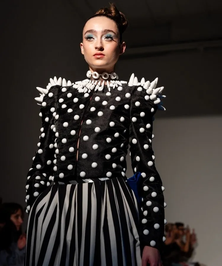 Foto de modelo usando vestido preto do desfile de Thayná Caiçara na Semana de Alta-Costura de Paris 2026