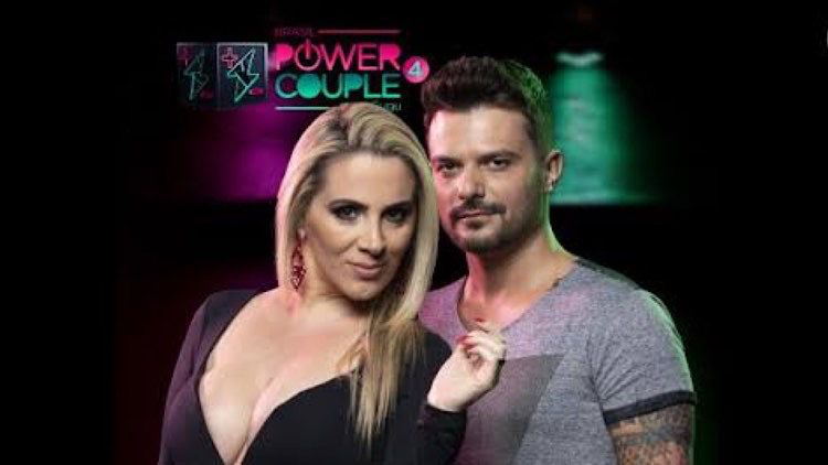 Faby Monarca e Enrico Mansur posam para divulgação do Power Couple