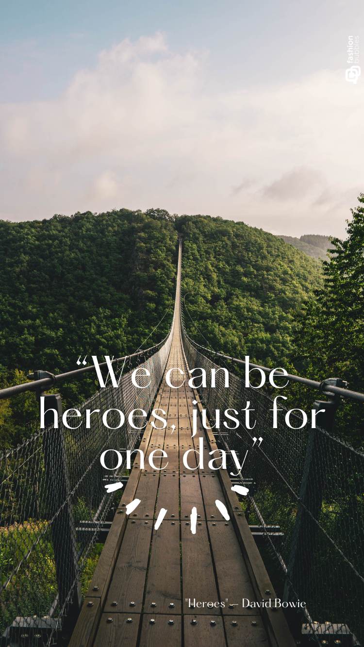 Frases de coragem escrito em foto de ponte de madeira que liga montanhas com árvores