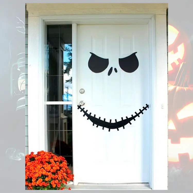 Foto de decoração de porta para o Halloween, com Jack Skeleton. Olhos e bocas de papel preto em porta branca 