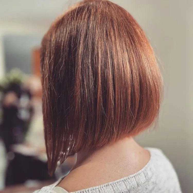 Mulher com cabelo chanel de bico liso e ruivo