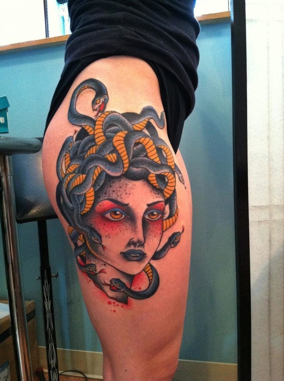 tattoo medusa colorida coxa