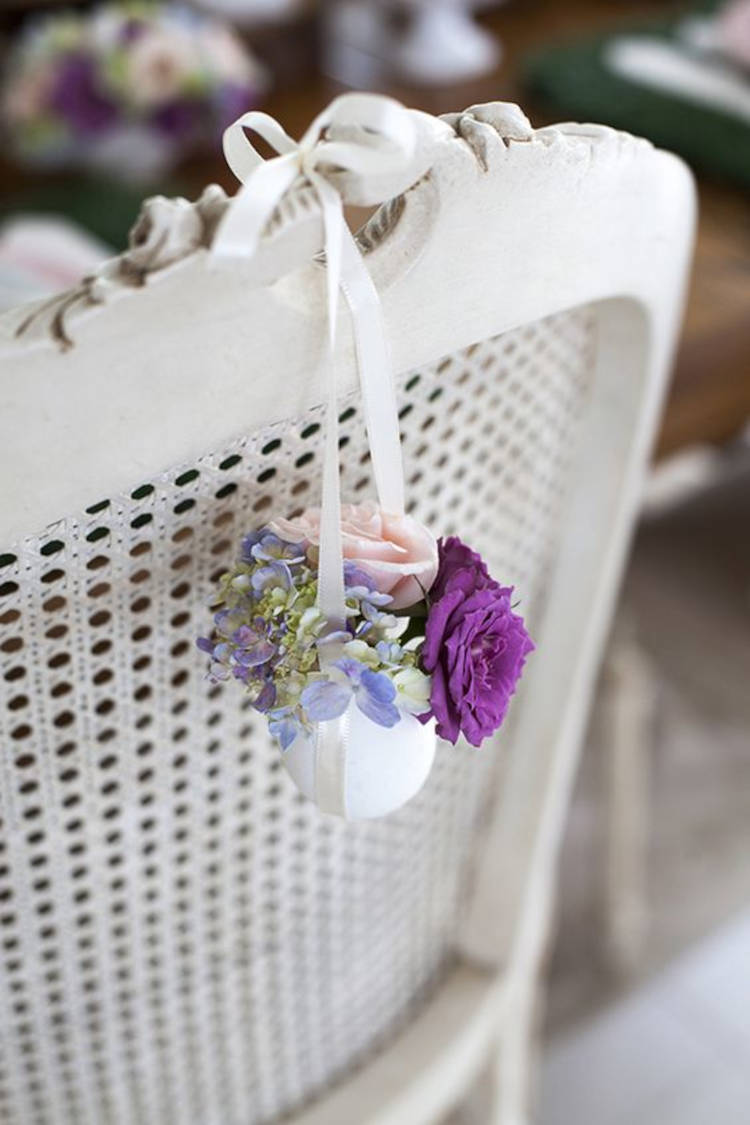 Decoração de cadeira minimalista com flores