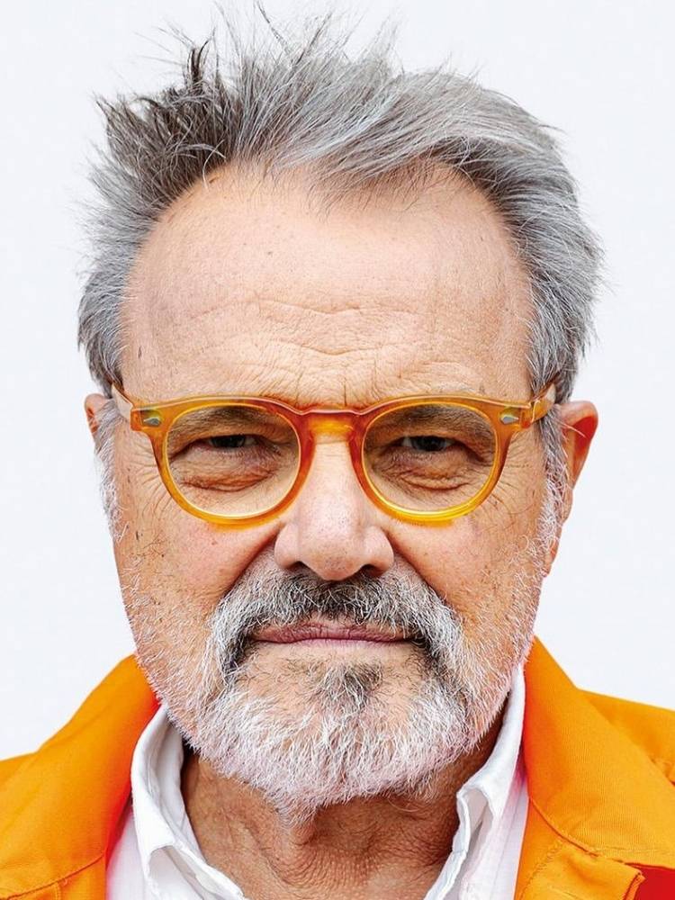 Oliviero Toscani usando óculos amarelo e blazer amarelo
