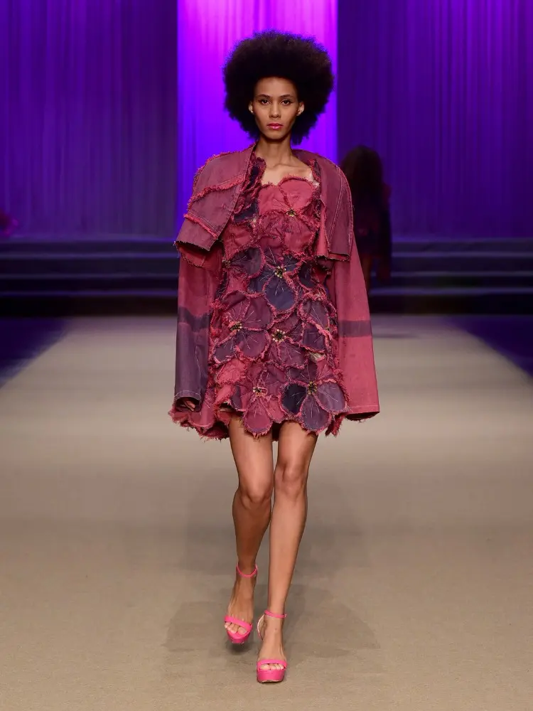 Modelo desfilando para desfile da Enel Brasil