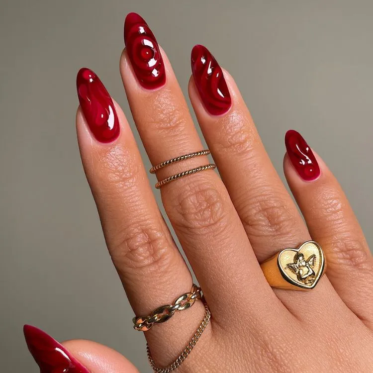 Unhas longas almond vermelhas com desenhos abrstratos e cereja em 3D 