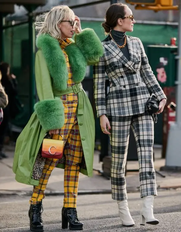 A esquerda conjunto xadrez com casaco, a direita conjunto calça e blazer xadrez Modelo usa conjuntos xadres
