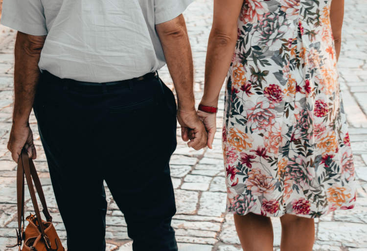 mãos dadas de um homem e de uma mulher 