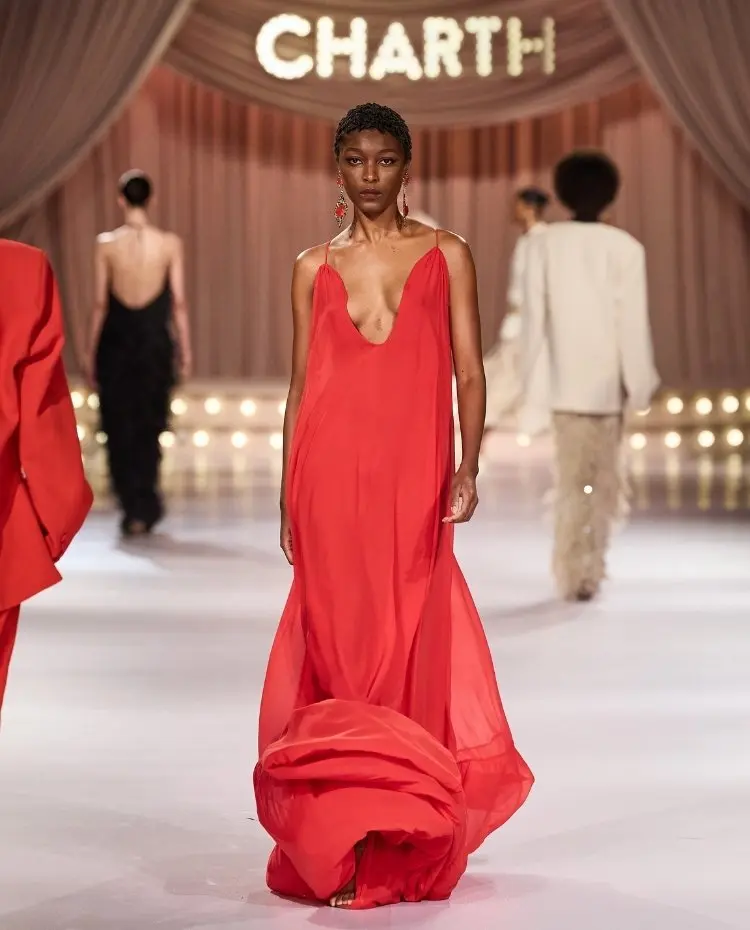 Foto de modelo na passarela durante o desfile da Charth para a coleção "Action"