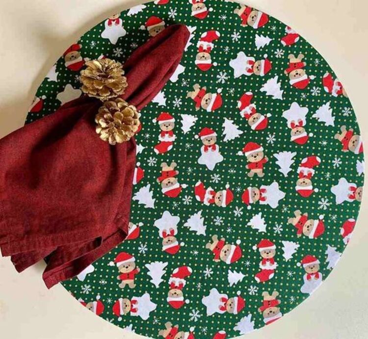 Sousplat de natal com desenhos de gato.