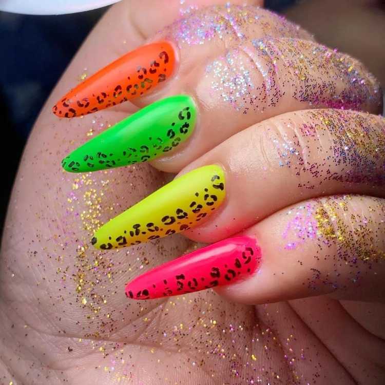 Unhas neon coloridas decoradas com oncinha para o Carnaval.