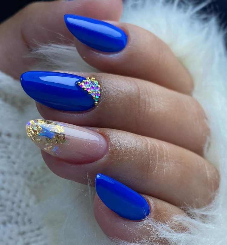 Unha azul-médio com decoração Com folha de ouro e pedraria