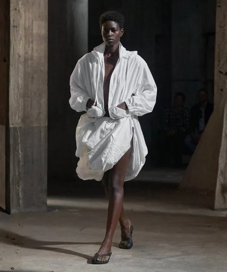 Modelo na passarela da Copenhagen Fashion Week usando chinelo de salto Havaianas Kitten Heel na cor preta