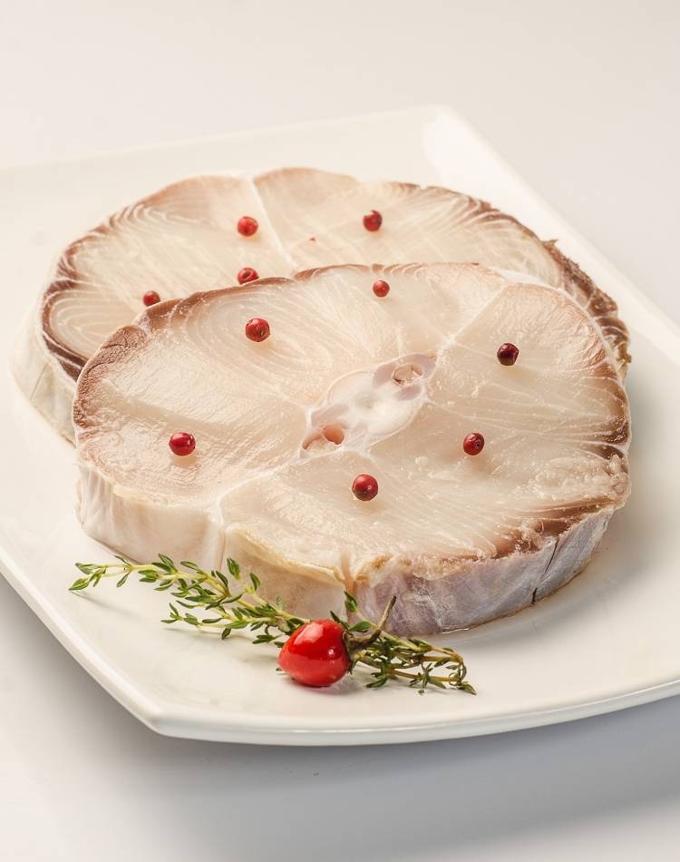 Cação cru temperado. Carne de cação cru com pimenta.