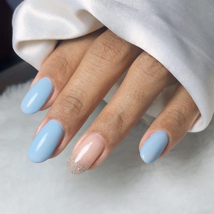 Unha azul pastel filha única Rosada com glitter degradê na ponta