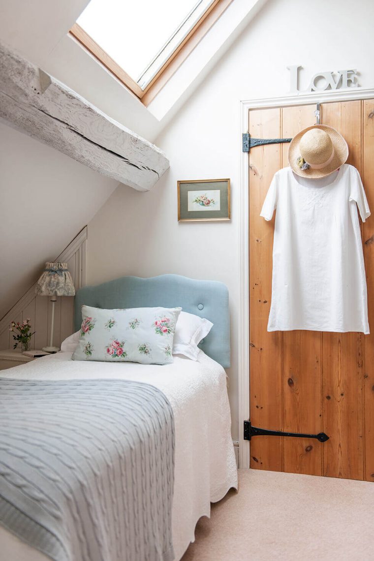 Quarto pequeno delicado.