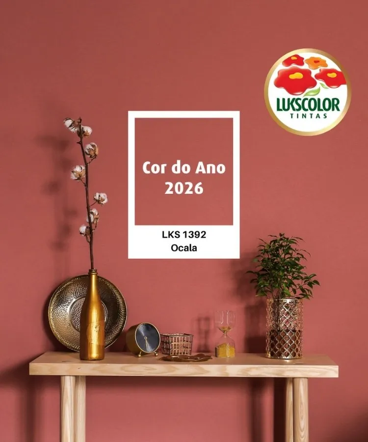 Parede de sala pintada com tom Ocala, Cor do Ano 2026 da Lukscolor