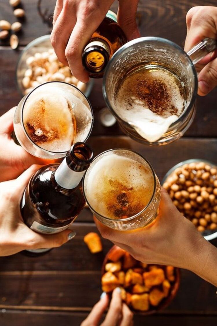 Canecas e garrafas de cerveja são proibidos para quem tem refluxo.