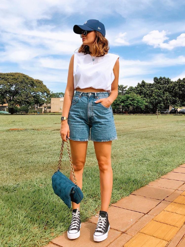 look com shorts jeans, camiseta branca, all star e boné, inspiração confortável para o lollapalooza. 