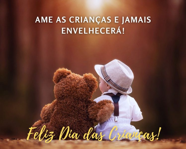 Foto de criança e urso de pelúcia, ambos de costas, e frase "Ame as crianças e, então, jamais envelhecerá!"
