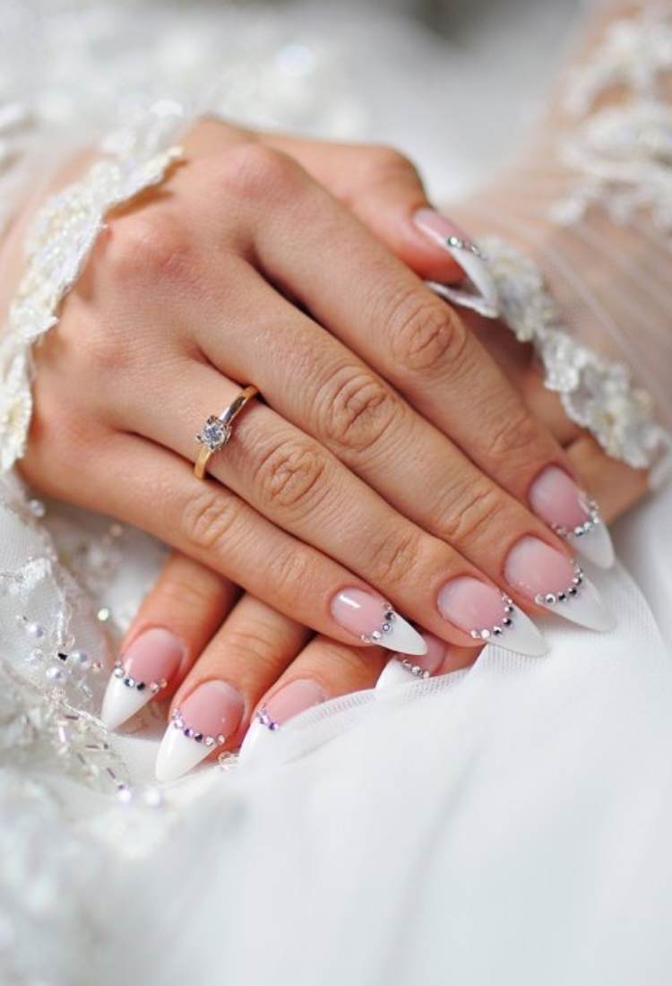 Unhas almond com francesinha larga e pedrarias 