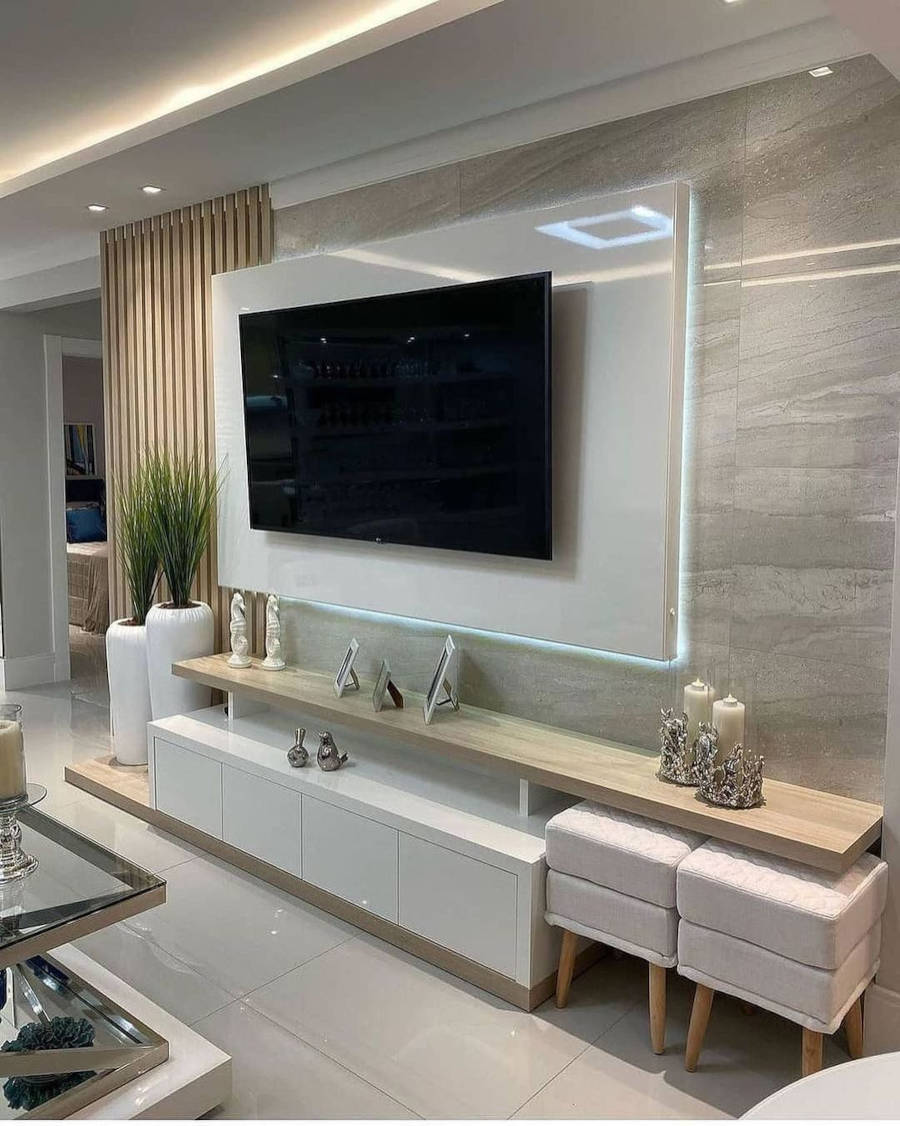 Sala de tv com painel branco.