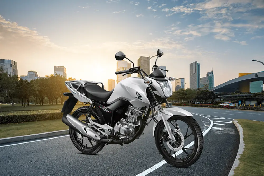 Imagem de uma Honda CG 160 Cargo branca na avenida Imagem de uma Honda CG 160 Cargo branca na avenida.