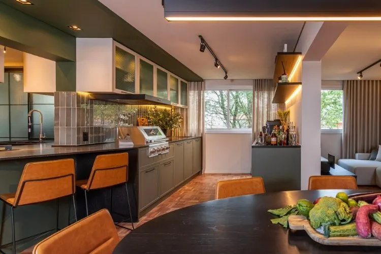 Foto de cozinha e sala de jantar de apê de 100 m²