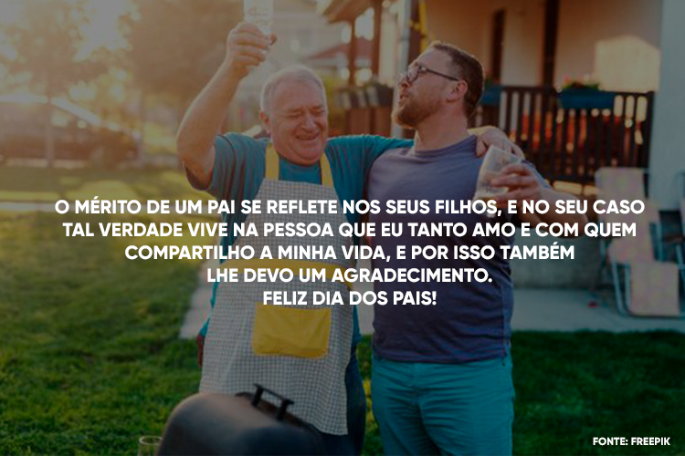 Foto de senhor e homem adulto abraçados no quintal, ambos com um copo de cerveja em mãos, além de frase "O mérito de um pai se reflete nos seus filhos, e no seu caso tal verdade vive na pessoa que eu tanto amo e com quem compartilho a minha vida, e por isso também lhe devo um agradecimento. Feliz Dia dos Pais!"