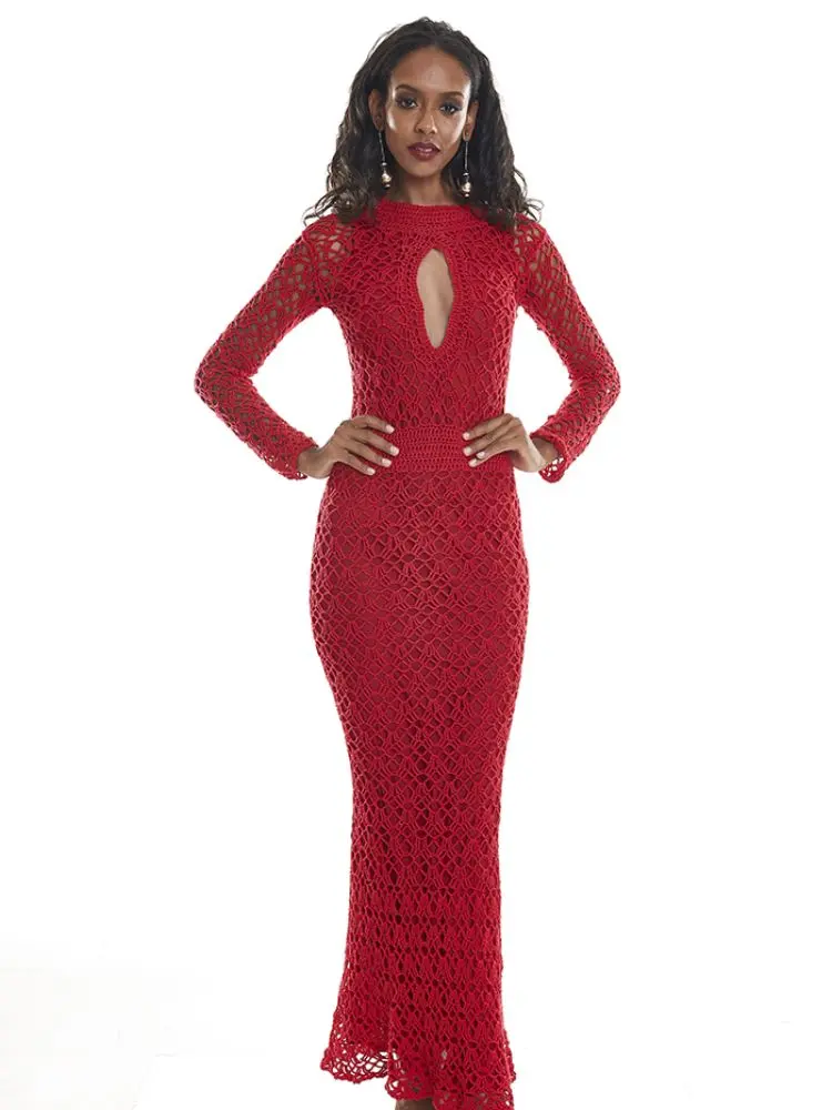 Mulher de pele negra usando vestido  longo vermelho de crochê com manga longa e decote