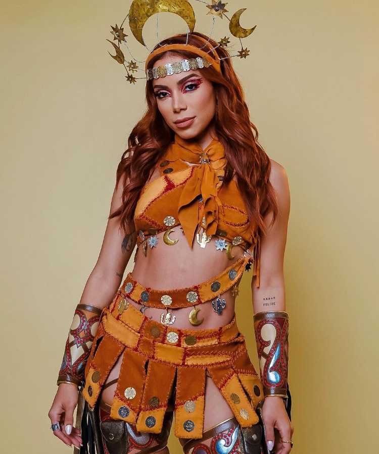Anitta fantasiada de Maria Bonita Carnaval 2023.