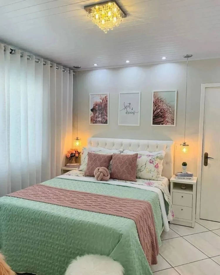 Quarto pequeno decorado simples.