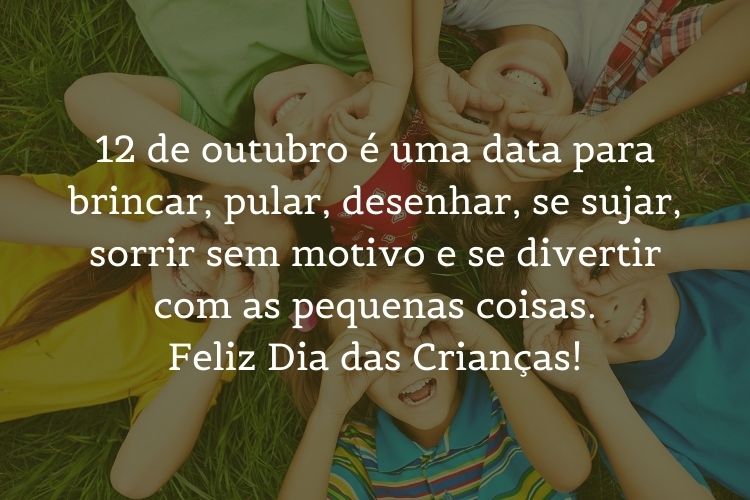 Foto de crianças deitadas na grama e frase "12 de outubro é uma data para brincar, pular, desenhar, se sujar, sorrir sem motivo e se divertir com as pequenas coisas. Feliz Dia das Crianças!"