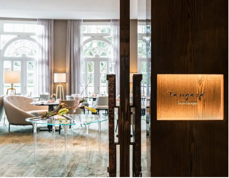 Parede de madeira com iluminação embutida. Entrega do Tangará Jean-Georges - Restaurantes icônicos em SP